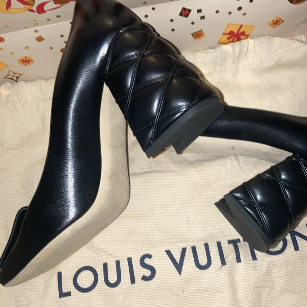 Brand new 2023 Louis Vuitton pumps with gold LV emblem. - Picture 2 of 3